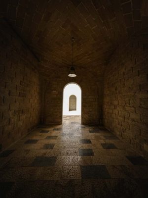 CASTLE HALLWAY pexels-francesco-ungaro-2705357